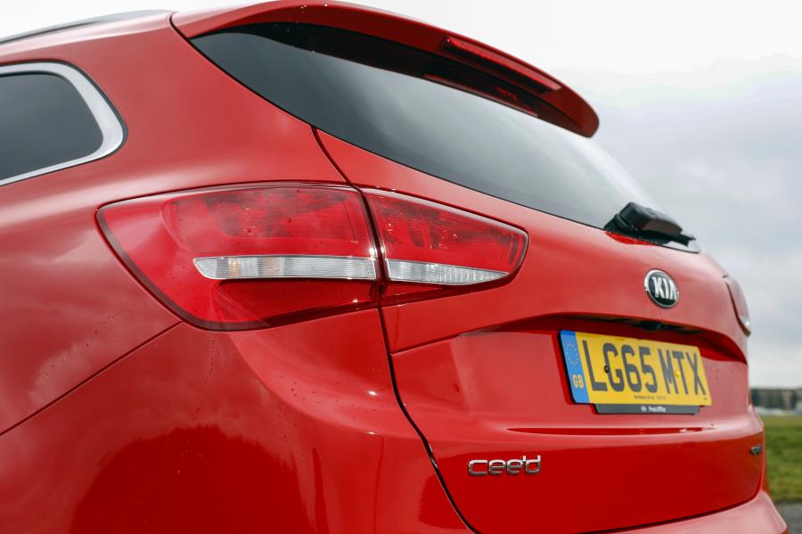 Детали экстерьера Kia ceed-SW GT Line 2015 года  (UK) (фото 10 из 20)